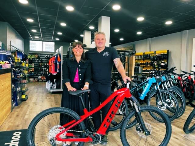 Bravo à l’Agence <a href="/AXA/">AXA</a> d’Amandine Gallet &amp; Martial Cumy à Lons-le-Saunier 🌳 qui ont décidé de mettre en avant chaque semaine sur les réseaux sociaux des commerçants de la ville dans le cadre de l’Opération Rebons 📊 Quoi de mieux qu’un vélociste distribuant du <a href="/TrekBikes/">Trek Bicycle</a> 🚴🏽‍♂️