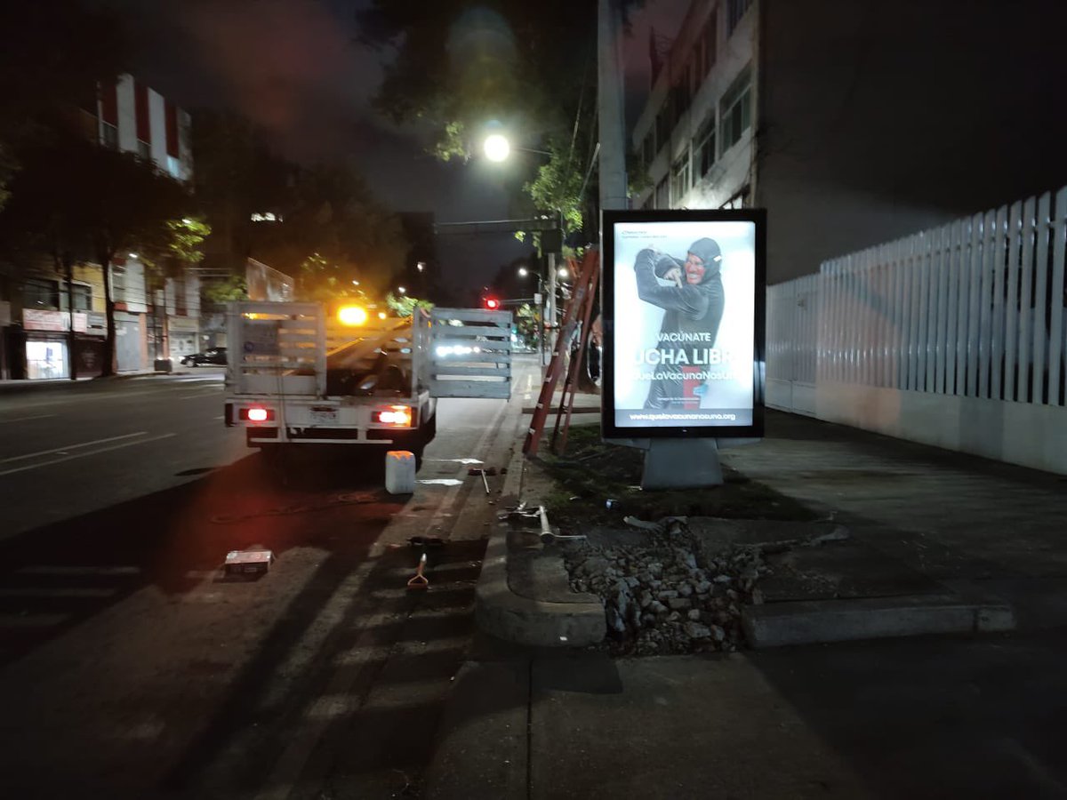 Chipuc's tweet photo. ¡Qué alguien nos explique!😱 @AlcaldiaBJ @LaSEMOVI @Claudiashein Se ha tramitado retiro de anuncio que bloquea visibilidad a los residentes del inmueble y aún de tener todas las condiciones que se pueden apreciar en fotos se antepone interés económico por seguridad de @ColonosBJ https://t.co/GQafGcryQO