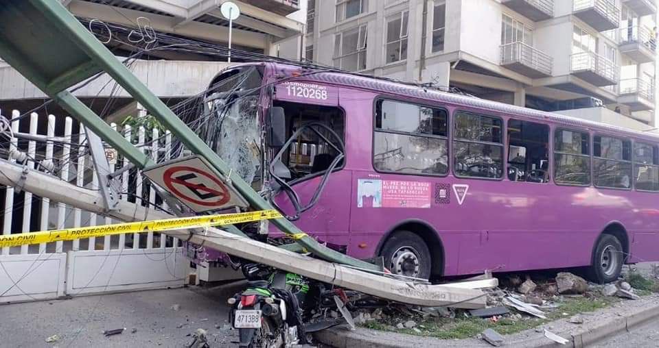 Chipuc's tweet photo. ¡Qué alguien nos explique!😱 @AlcaldiaBJ @LaSEMOVI @Claudiashein Se ha tramitado retiro de anuncio que bloquea visibilidad a los residentes del inmueble y aún de tener todas las condiciones que se pueden apreciar en fotos se antepone interés económico por seguridad de @ColonosBJ https://t.co/GQafGcryQO