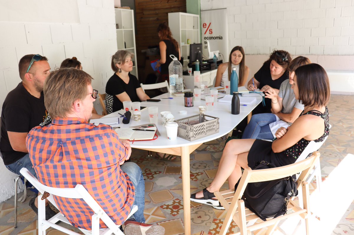 PonentCoopera's tweet photo. També ens hem reunit amb la comunalitat urbana de Lleida #LaDescomunal! Nou programa d’@econ_socialcat per a la recuperació i reactivació de l’economia de proximitats als barris i ciutats amb el teixit veïnal, associatiu i el comerç local. https://t.co/2mLeXCr2dw