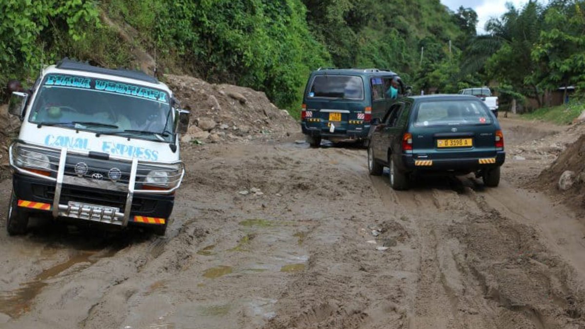 Ikiriho's tweet photo. đŁïž#Burundi @RumongeProvince Le retard de plus de 8 mois pour amorcer les travaux de rĂ©habilitation et l'amĂ©nagement de la #RN3, tronçon #Gitaza-#Rumonge Ă©tait l'objet d'une rĂ©union ce jeudi entre le @BurundiGov #Bunyoni et tous les parties prenantes Ă #Rutumo en commune #Bugarama https://t.co/wdoOPkOyqs