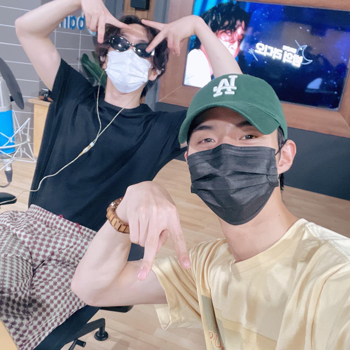 kiuuring_ss's tweet photo. 220602 펜타곤의 밤의 라디오 고디 🐰🤍 
#손님이건밤의라디오예요
〰️
고디랑 여원이랑
별의별걸 다 참견하는 남자덜
고디랑 여원이랑 놀 사람~😎🤓

@ goprofashional @ 9oo_sebumps 
#신원 #여원 

https://t.co/Thj6luMlfY https://t.co/WpX43pH6zr