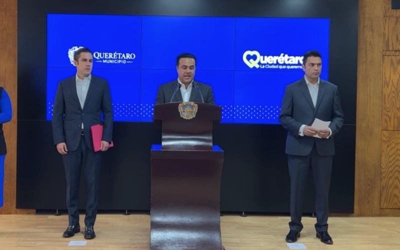 ADNQro's tweet photo. #EnVideo 📹 Standard &amp; Poor's y Moody' otorgan la mayor calificación crediticia al @qromunicipio 

La denominación AAA+  es la más alta para gobiernos municipales, informó el alcalde @LuisBNava 
👉 https://t.co/iVtZuxzFGQ https://t.co/Bj20OWNIfN