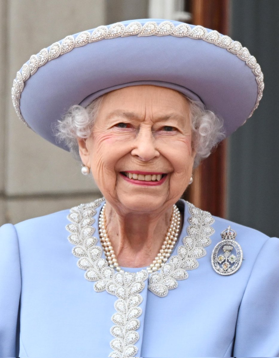 The Queen appears on the Buckingham Palace balcony to mark her official birthday and Platinum Jubilee of her reign #TroopingTheColour #PlatinumJubilee #TheQueen