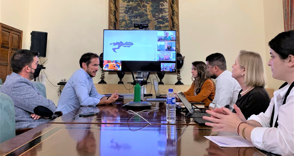 ElTimeLaPalma's tweet photo. Cabildo, Gestur y Gesplan avanzan en las propuestas de los arquitectos al problema habitacional de la isla #lapalma #volcánlapalma #reconstrucción #arquitectos #vivienda #afectados #cabildodelapalma #gestur #gesplan https://t.co/D5JK5IYbgZ https://t.co/iIFSUo3lVU