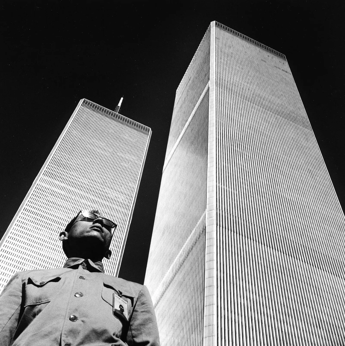  El primer artista del hilo va a ser... TSENG KWONG CHIMundo Nueva York años 80 que sabéis que es mi momento y lugar preferidos. Fotografía, identidad queer asiática, autorretratos y la máscara, siempre presente (aquí con forma de traje Mao y gafas de sol) 