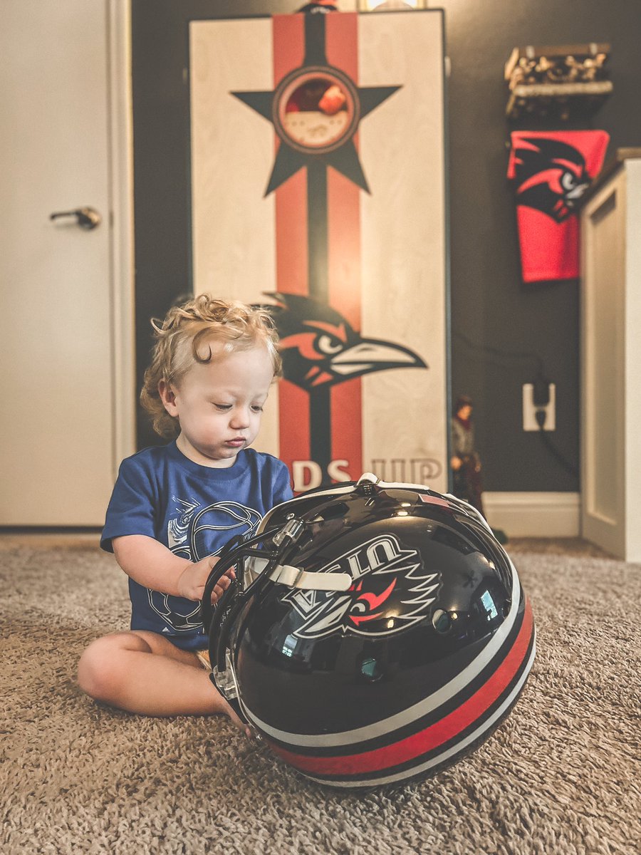 your_guy_RY's tweet photo. Hey, @UTSAEquipment we’ve got your next equipment manager in training. We’re still working on “No, none of the parts go in your mouth. They all go in the helmet.”  Baby steps, but we’re getting there! #burdsup #beepbeepbaby #rbsxiv https://t.co/LAbhFYuiVT