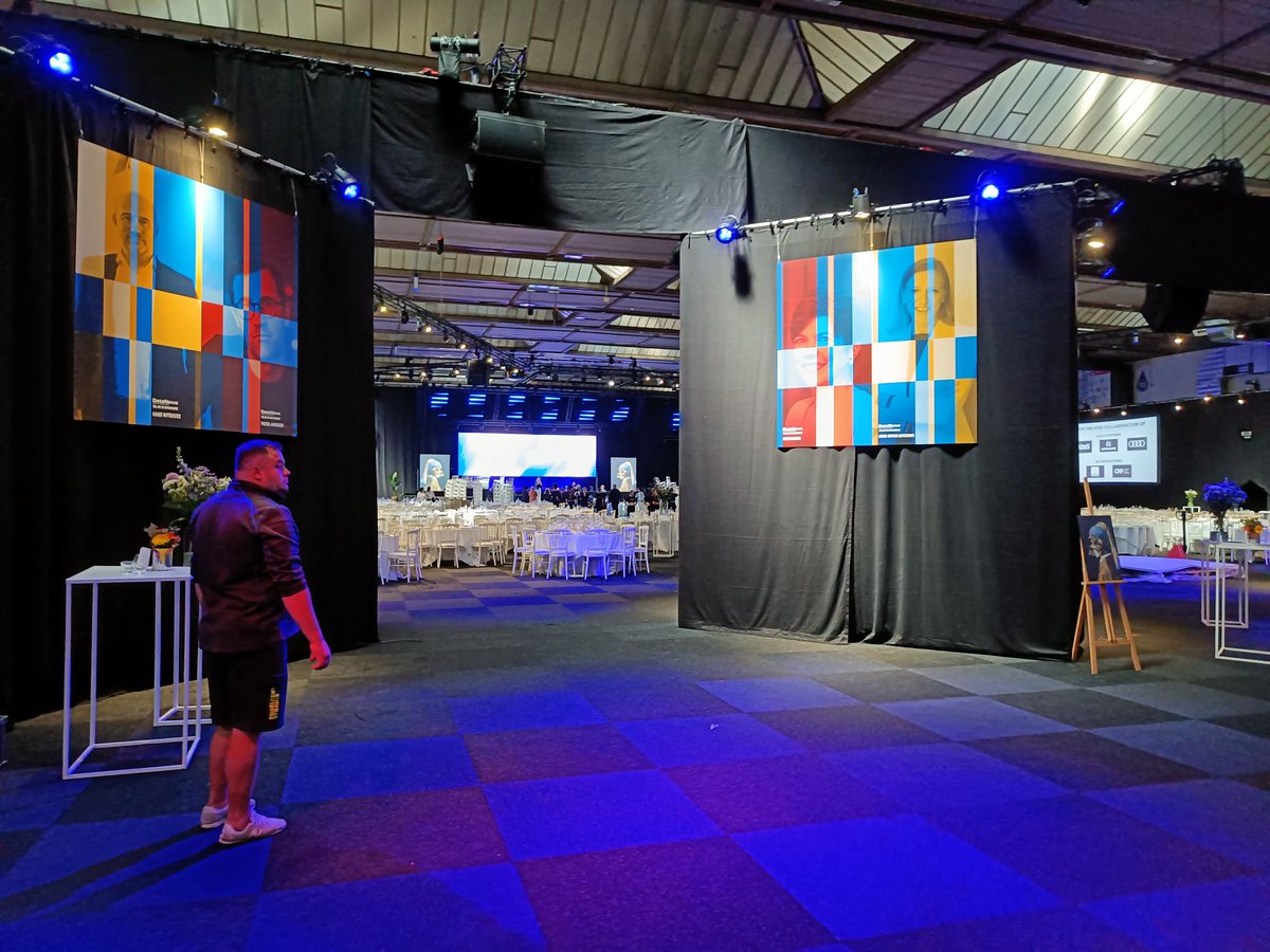 Pieterjanvl's tweet photo. We zijn klaar voor de Data News Awards! We reiken straks 15 prijzen uit, in deze kunstzinnige setting. #dnafe https://t.co/MlfVqt1FFg