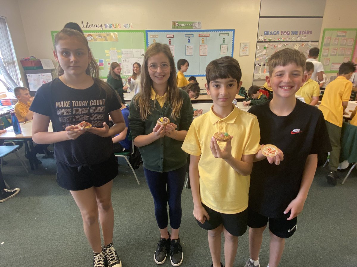 wlstnicholasps1's tweet photo. P6a celebrated the queens jubilee today by making their very own empire biscuits with a royal design π #futurebakers #QueensJubilee #tastytreats https://t.co/5SS1gymqYY