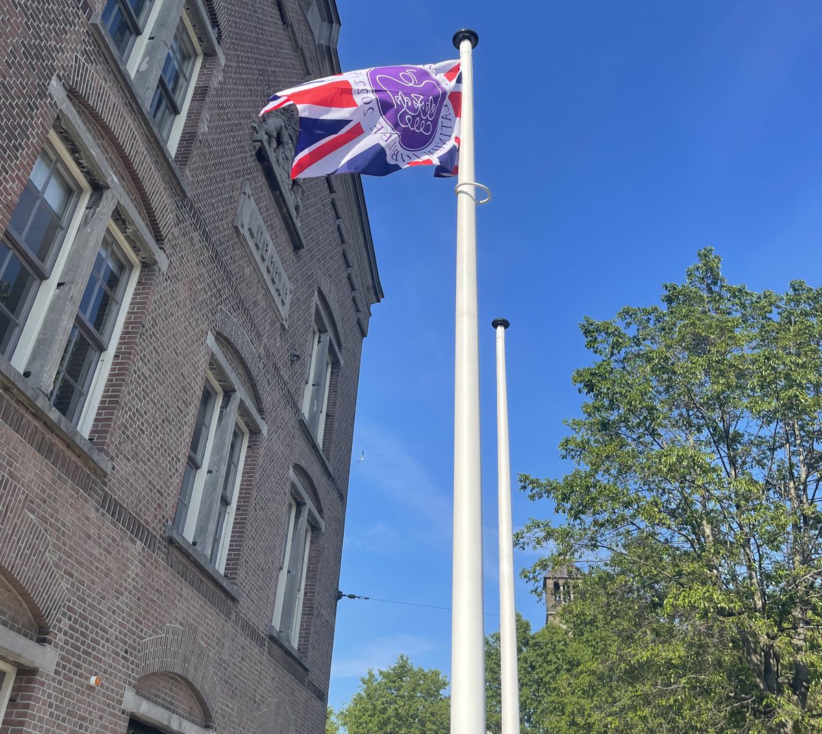 The special Platinum Jubilee Flag has finally arrived. Better late than never. #BritishSchoolofAmsterdam #PlatinumJubilee