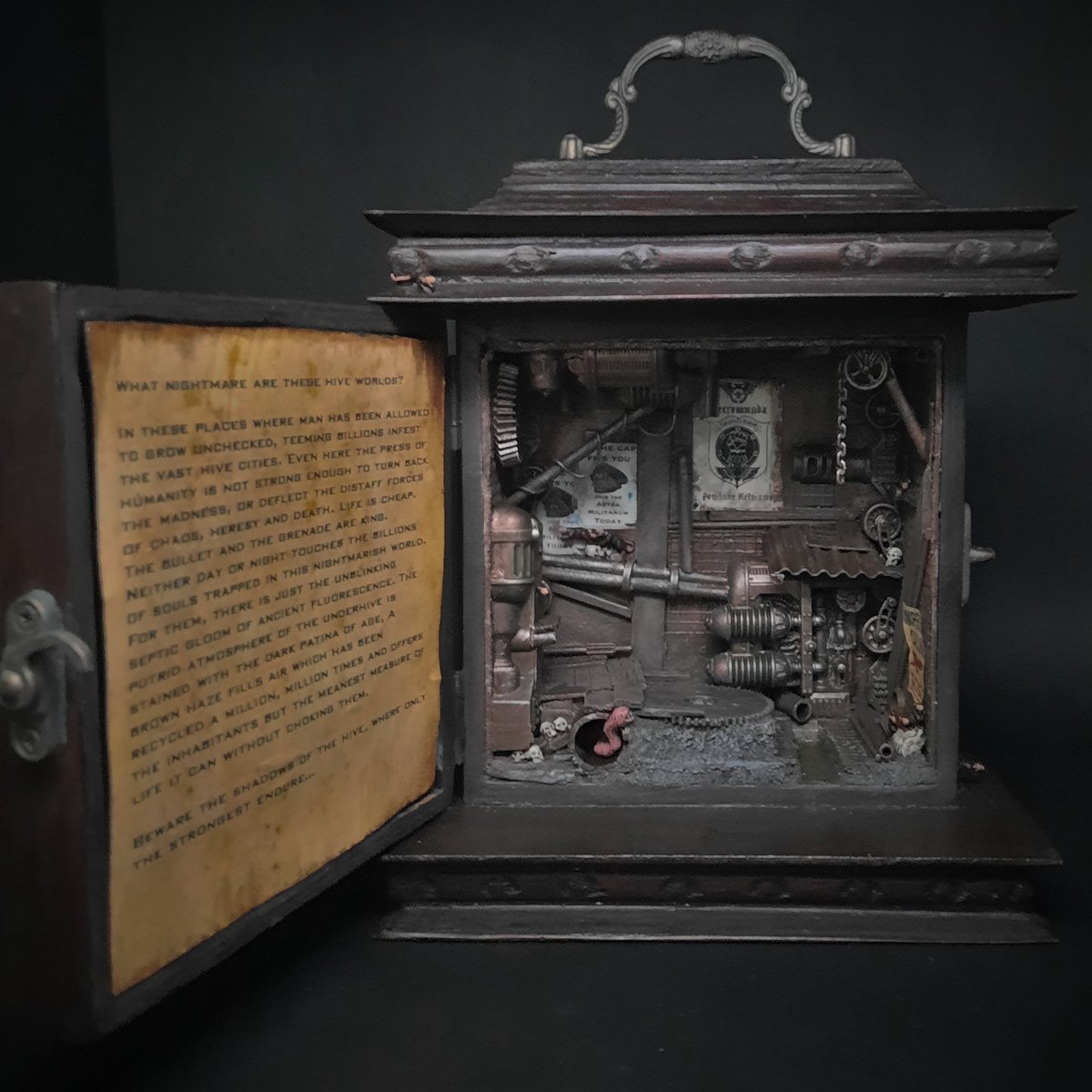Warped_Paint's tweet photo. (1/2) Tick, Tock, the Clock is back!

The #necromunda #grilletbox is done with all the rust, grime and vile creatures of the underhive.

A nice display for (a) member of Venator gang.

#WarhammerCommunity #warhammer #PaintingWarhammer #Inq28 #warhammer40k #Warmongers @WarComTeam https://t.co/ZfAVkpS6Jq