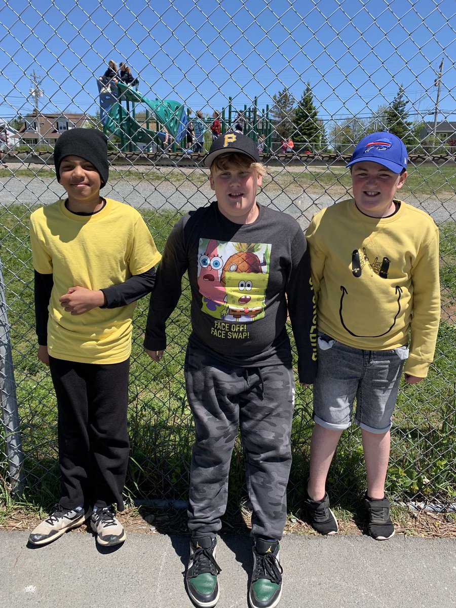 cestmmegough's tweet photo. Repping their baseball team today.. #passagepirates 🖤💛 https://t.co/0Y9kCLm60b