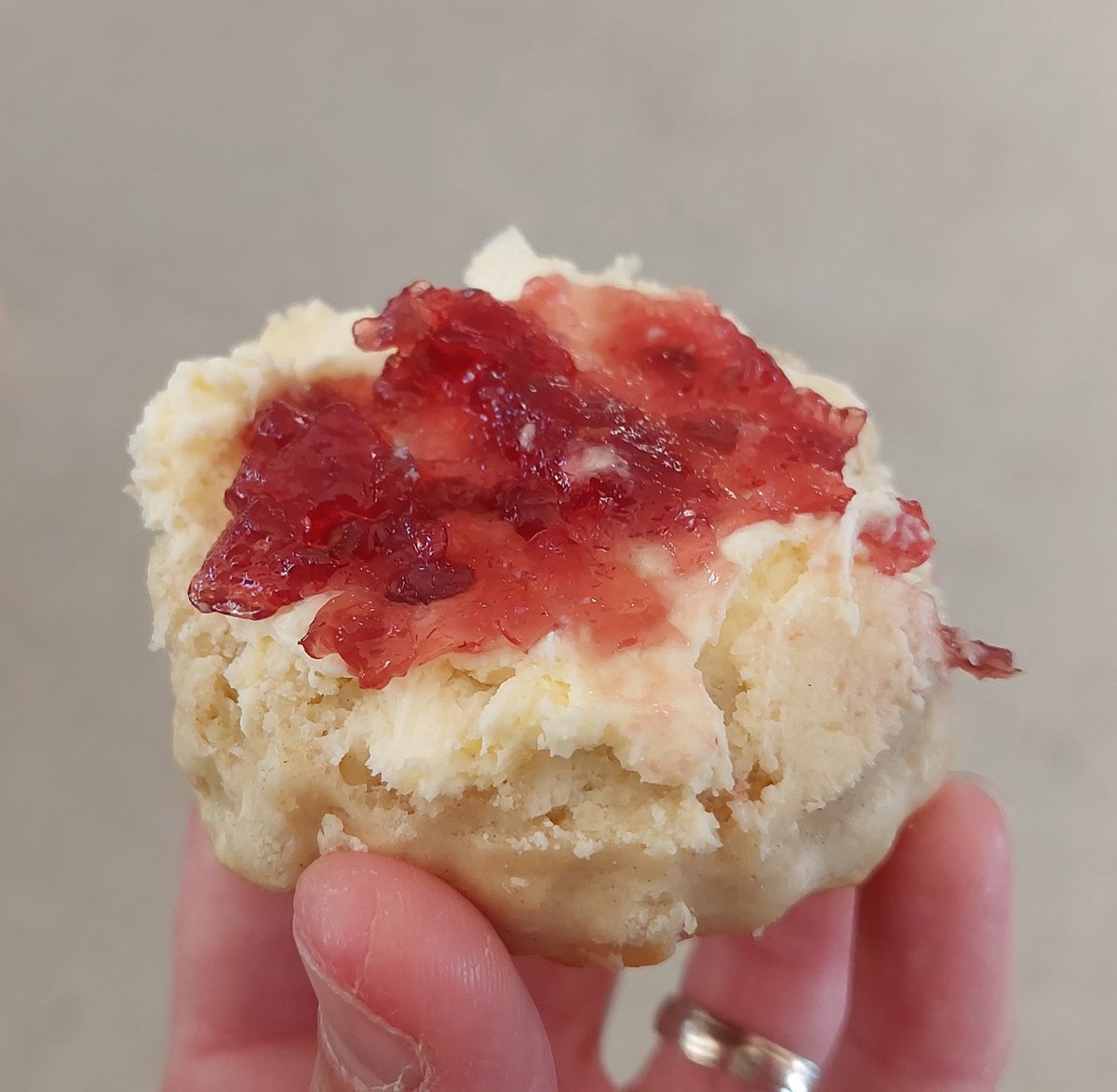 JenniJeffery's tweet photo. Our small folk got in on the action too 💜
Thanks to @ESHT_WBHPT for the scone delivery! They were scrummy! #creamorjamfirst !?
@RehabRyeMemori1 @RyeHospital @IrisLeung117 @julesneuss @LWalisko @RelfPaul https://t.co/DG2b4OCLMF