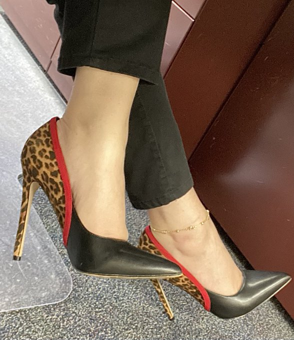 kinkyfuntoronto's tweet image. What would you rate this pair on a scale of 1 to10? 🤔