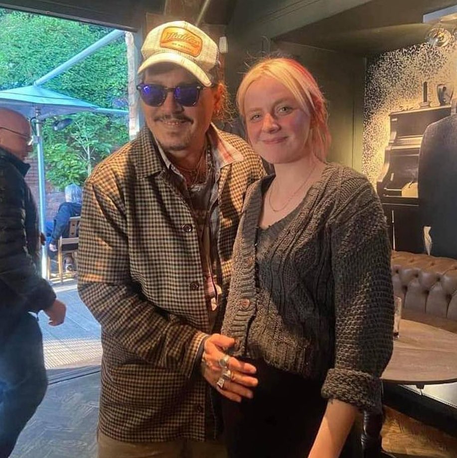 GellertDepp's tweet photo. “It’ll be the greatest gift I’ll ever receive and I won’t know love like it until I look into her eyes for the first time.” - A bar manager talking about what Johnny Depp said to her 😭😭 https://t.co/QjjENTeoTE