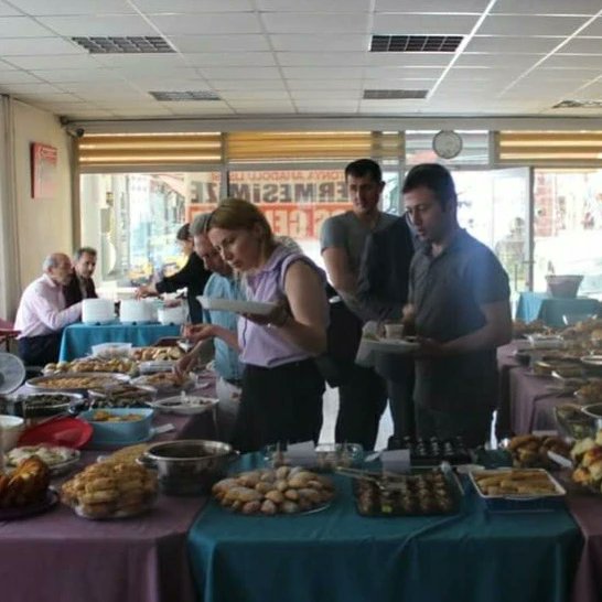 AnadoluTonya's tweet photo. 🍱KERMESİMİZİ DÜZENLEDİK🍱

📌Okul Aile Birliği’ mizin güzel bir ahenk içinde organize ettiği, öğretmen ve velilerimizin katkılarıyla düzenlediğimiz “KERMES” imize ilgi ve destek çok güzeldi.

#kermes
#yardımlaşma
#trabzonmem 
#tonyakaymakamligi
#tonyamem
#ziyadurmus https://t.co/sd96nkWgsk
