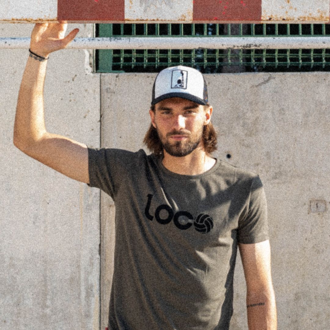 “No quieras ser como los demás. Haz que los demás quieran ser como tú”🏐
Gianluigi Buffon

#soydeloco #futbol #moda #streetstyle #football #fashion #outfits #ropa #modahombre #urbanstyle #goalkeeper