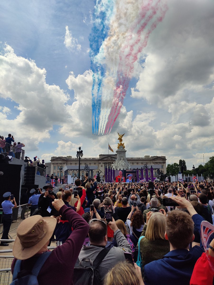xchenxia's tweet photo. Happy #PlatinumJubilee 🇬🇧👑🎉 https://t.co/ohaaWq8tKZ
