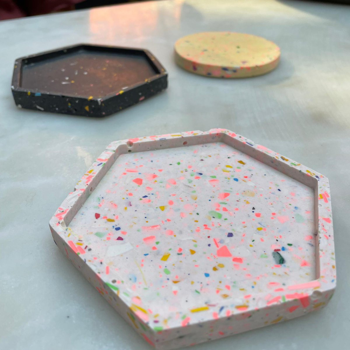 We took a break from the studio for a few hours yesterday to do a terrazzo workshop with @jillandgill. A real treat to get away from screens and get our hands dirty making these coasters. We can't recommend it highly enough. eventbrite.com/e/terrazzo-coa…