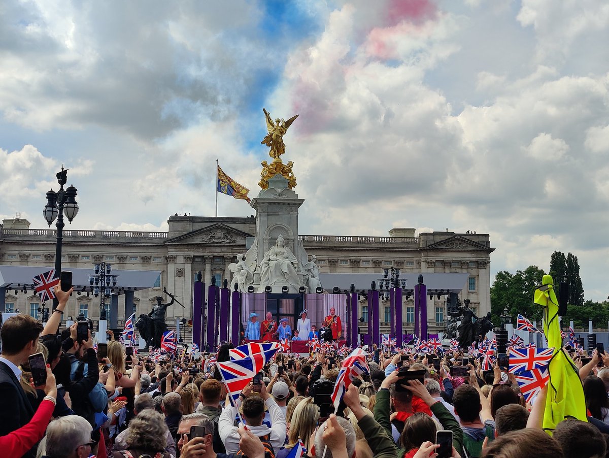xchenxia's tweet photo. Happy #PlatinumJubilee 🇬🇧👑🎉 https://t.co/ohaaWq8tKZ