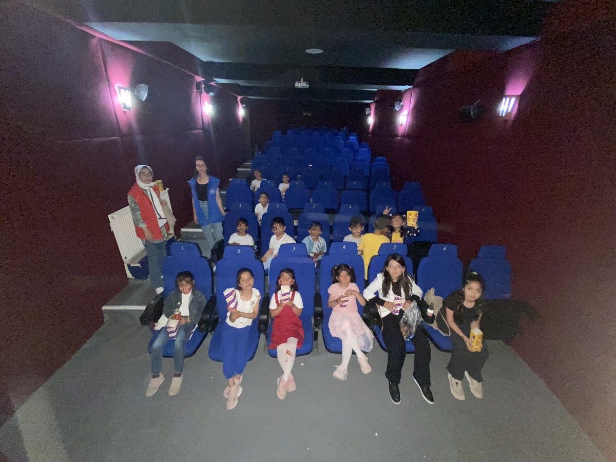 Renkli yüzleri beyaz perdeyle tanıştırdık🤗🎞🍿🥰

Karanlıkdere Kılıçlar İlkokulu öğrencilerine ilk olarak Gençlik Merkezimizi gezdirdik🥳 ardından sinemada “Cesur Balık Sihirli Dünyada” filmini seyrettik.
Mutlulukları görülmeye değerdi🌸🎉
#GSBGM