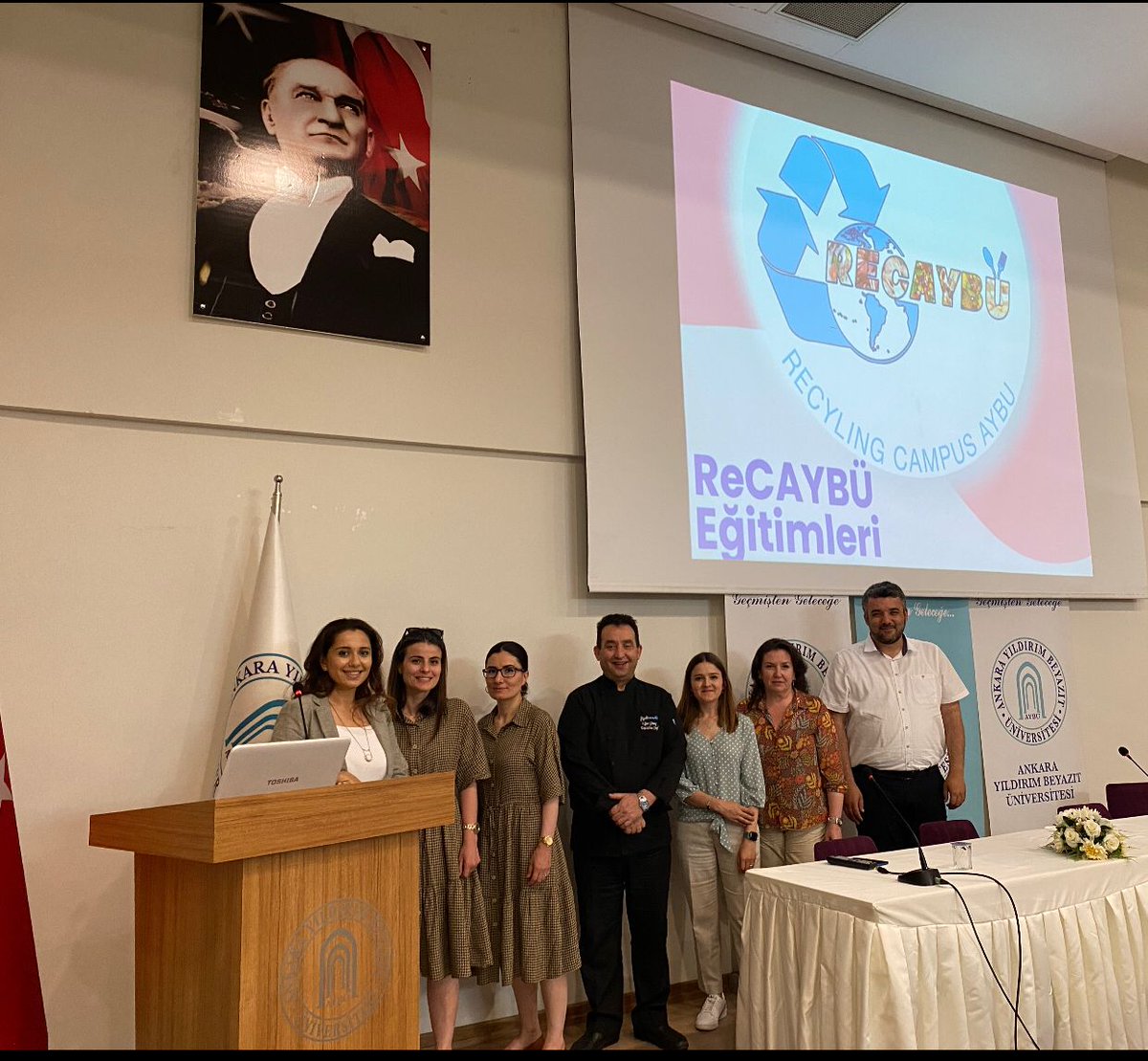 RecAybu eğitimlerinde bu hafta ikinci oturum;
Yürütücümüz Öğr. Gör. Dr. Elif Tuğçe AKSUN TÜMERKAN,<a href="/aybusbmyo/">AYBÜ Sosyal Bilimler Meslek Yüksekokulu</a> Öğr. Gör. Dr. Melda ARSLAN ve Öğr. Gör. Hacı KAYA,<a href="/aybu_shmyo/">AYBÜ Sağlık Hizmetleri Meslek Yüksekokulu</a> Doç. Dr. Nilüfer VURAL,
başarılarıyla ünlü şef Uğur GÖMEÇ’e çok teşekkür ederiz.
<a href="/profdriaydinli/">Prof.Dr.İbrahim AYDINLI</a> <a href="/ybuankara/">Ankara Yıldırım Beyazıt Üniversitesi</a>