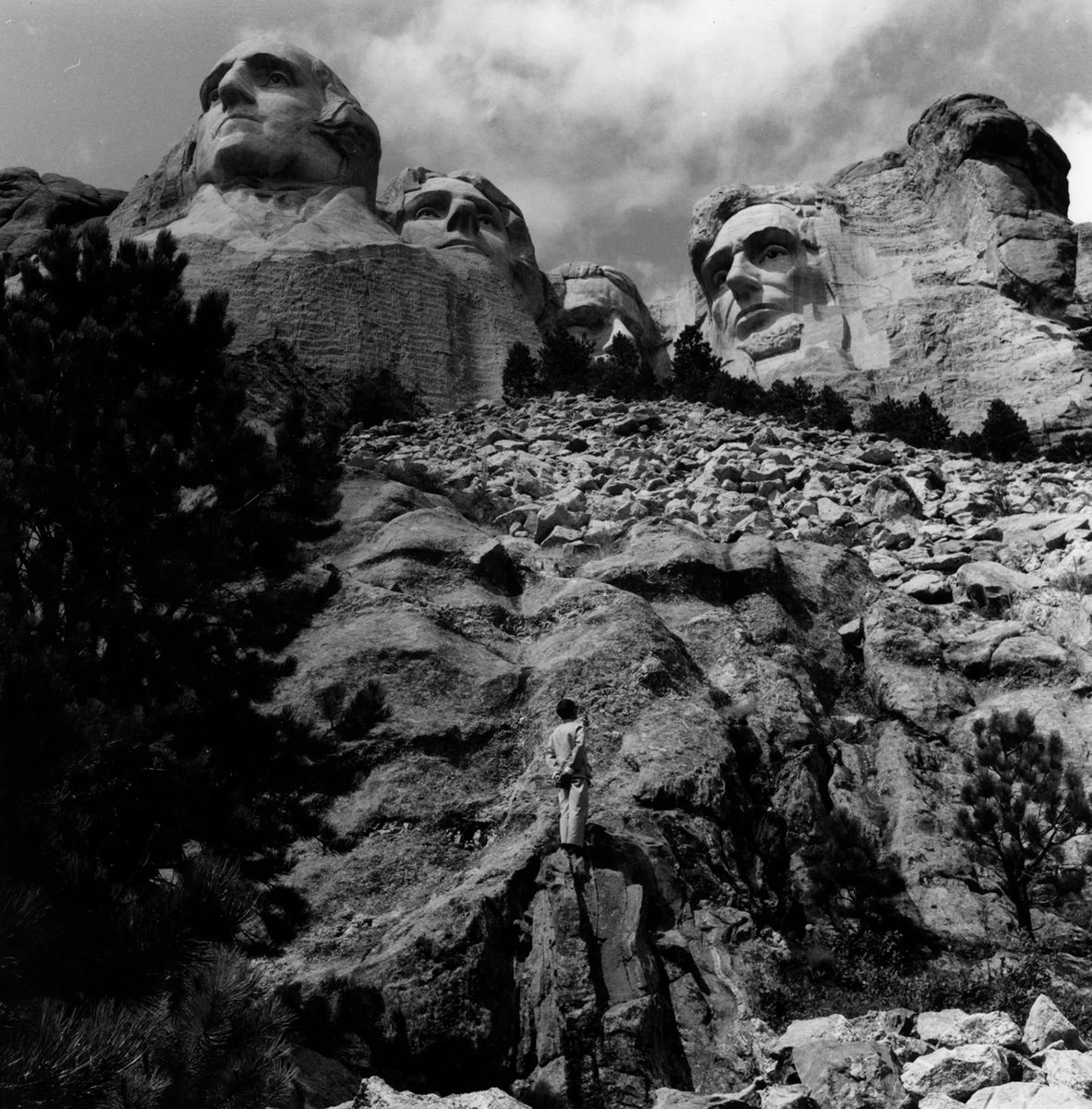 Y la bellísima «The Expeditionary Series», de sus últimos trabajos, donde casi desaparece entre el paisaje sublime que le rodea.«Shrine of Democracy: Mount Rushmore, Black Hills, South Dakota» (1986)«National Grasslands, South Dakota» (1986)«Monument Valley, Arizona» (1987)