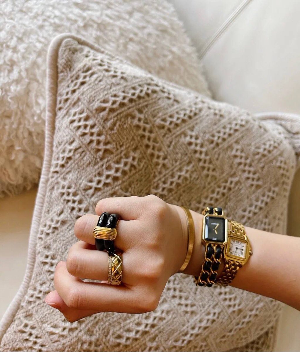 Emma77756YY's tweet photo. I always like a variety of accessories to add weight to my hands😚😚 https://t.co/cy88eQH0uk