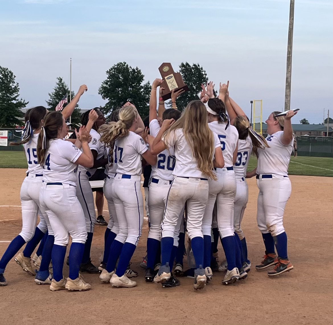CathSoftball's tweet photo. Knights Win 11th Region Championship!!! ๐๐๐
With continued, incredible team effort, LCHS ๐ฅ is going to state!!!
Weโll see @LC_Dungeon at Cropp!!!
#GetEachOtherHome https://t.co/DS2oBphrtp