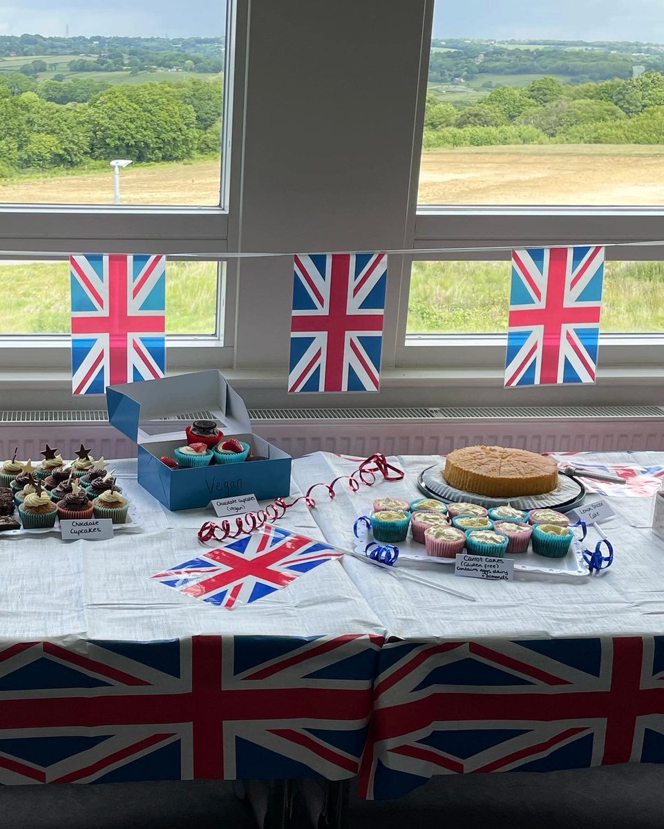 ParkHolidaysUK's tweet photo. Jubilee-themed Charity Bake Off at our Head Office, with all proceeds being donated to local charity, @domsfoodmission 💚🇬🇧🍰

Happy Jubilee Weekend all! 🥳 https://t.co/OZHQwXZJkF