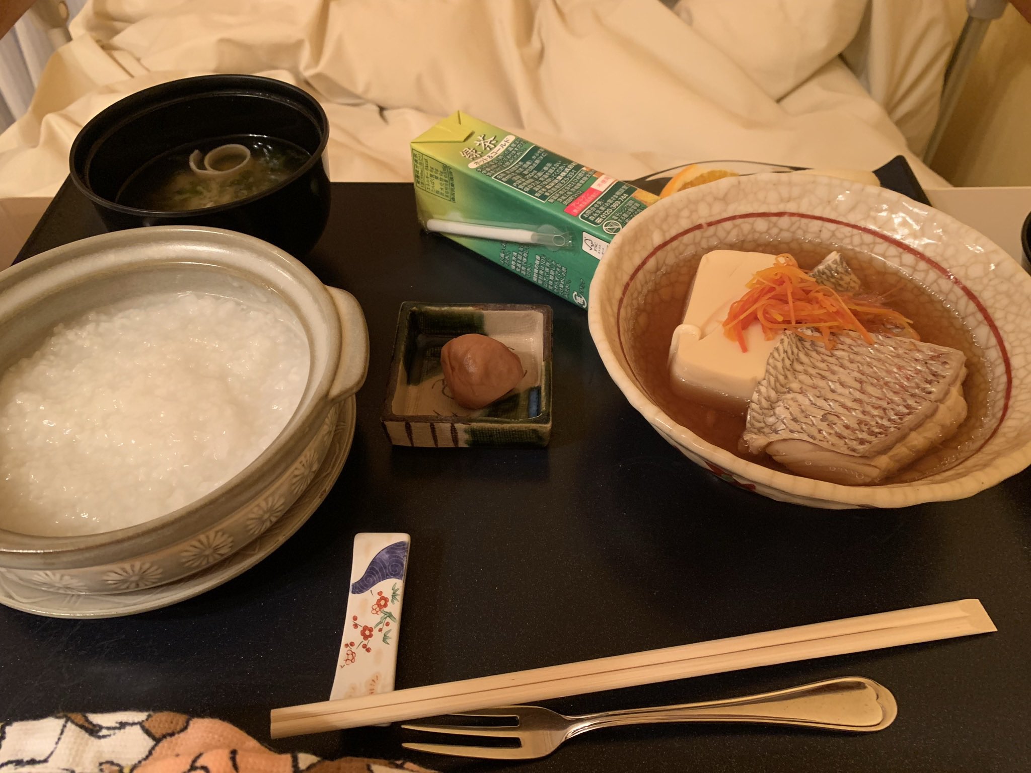 らいちゅー Pirika Mm 今は帝王切開の後でも普通食で大丈夫って言われて出てきたのが固めのパンとビーフストロガノフ だったかな 笑 これはハード過ぎると思って相談したらこれが来ました 重湯とかでいいよー ってなりました ちなみに次の日のお昼