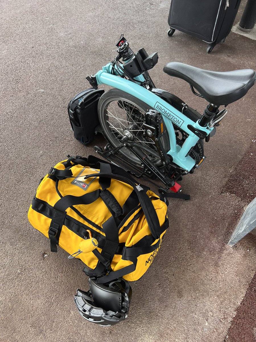 nbaltenneck's tweet photo. En route pour le 27e congrès #AFPEN, Psychologies et psychologue dans l’école du 21ème siècle à Toulon et à dos de @BromptonBicycle pour rejoindre @LaurentChazelas et les collègues des centres de formation #CFPsyEN 😁 https://t.co/eSV39Bv7qw