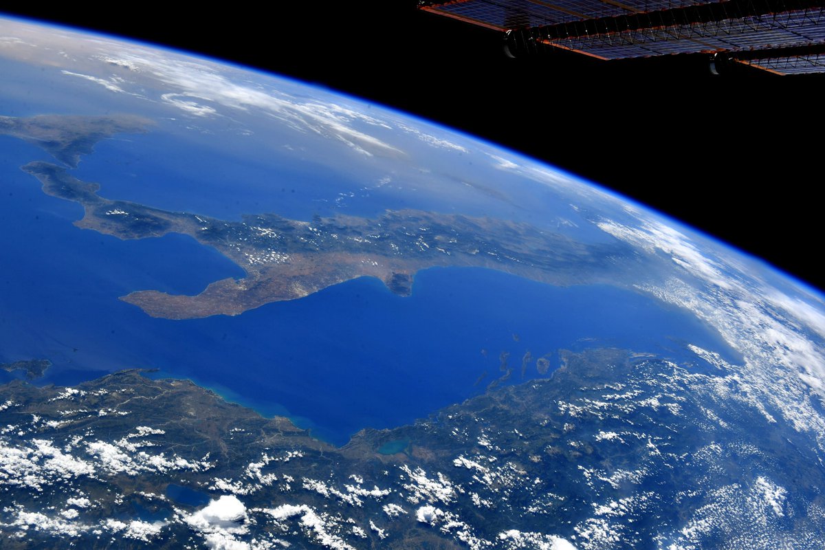 È la #FestaDellaRepubblica! Anche qui sulla ISS è giornata di festa e ho avuto tempo libero per immortalare il nostro splendido paese da quassù. Stavate sorridendo? #2giugno #MissionMinerva