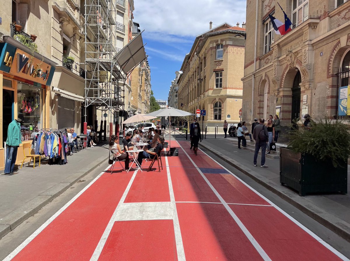 DuprDominique2's tweet image. 😢ESPACE PUBLIC Aménager un #espacepublic, c’est prendre en compte l’ensemble de l’espace, le sol ET les façades. Le traitement du sol ici nie tout le reste, les façades en briques pourtant très belles sont ignorées, la perception de la rue est totalement brouillée. #Paris