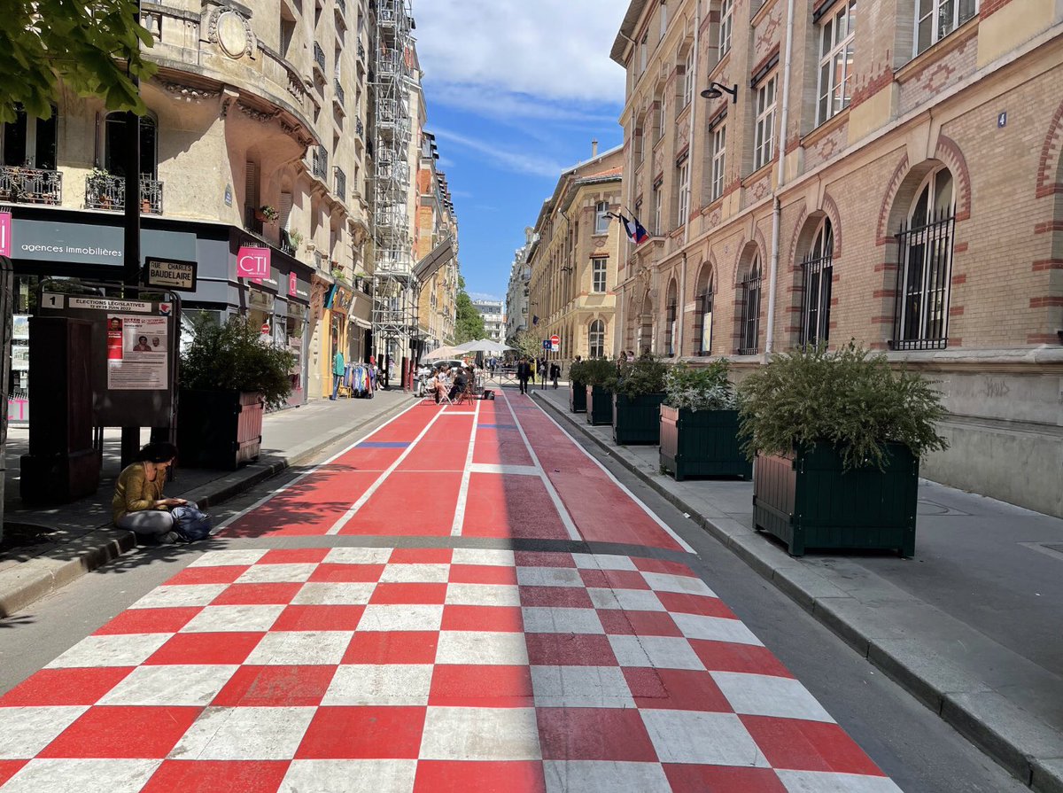 DuprDominique2's tweet image. 😢ESPACE PUBLIC Aménager un #espacepublic, c’est prendre en compte l’ensemble de l’espace, le sol ET les façades. Le traitement du sol ici nie tout le reste, les façades en briques pourtant très belles sont ignorées, la perception de la rue est totalement brouillée. #Paris