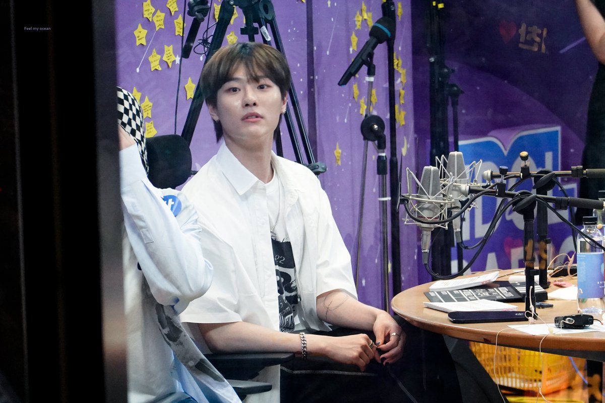 feelmy_ocean's tweet photo. 220602 아돌라
무즈가 뭐라고 썼는지 자세히 보려고하는 겁니다 째려보는거아님
#조승연 #WOODZ https://t.co/k5b9qFeSeH