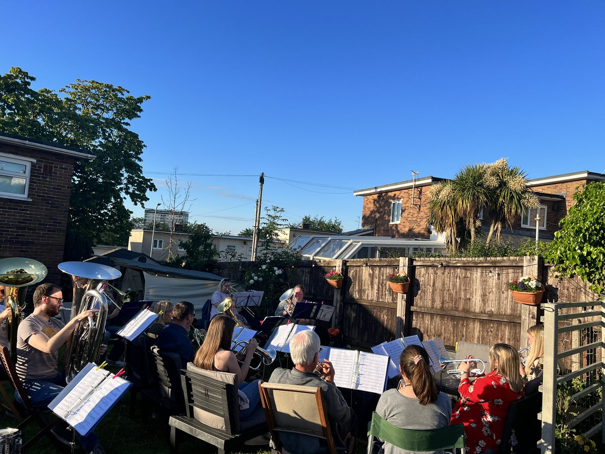 Yesterday evening the band had their first social of the summer. We played some tunes for the neighbours before enjoying a BBQ, drinks and snacks. A huge thank you must go to Jenny from the band for being the perfect host! I’m sure we’re all excited for the next one!☀️🎺🍻