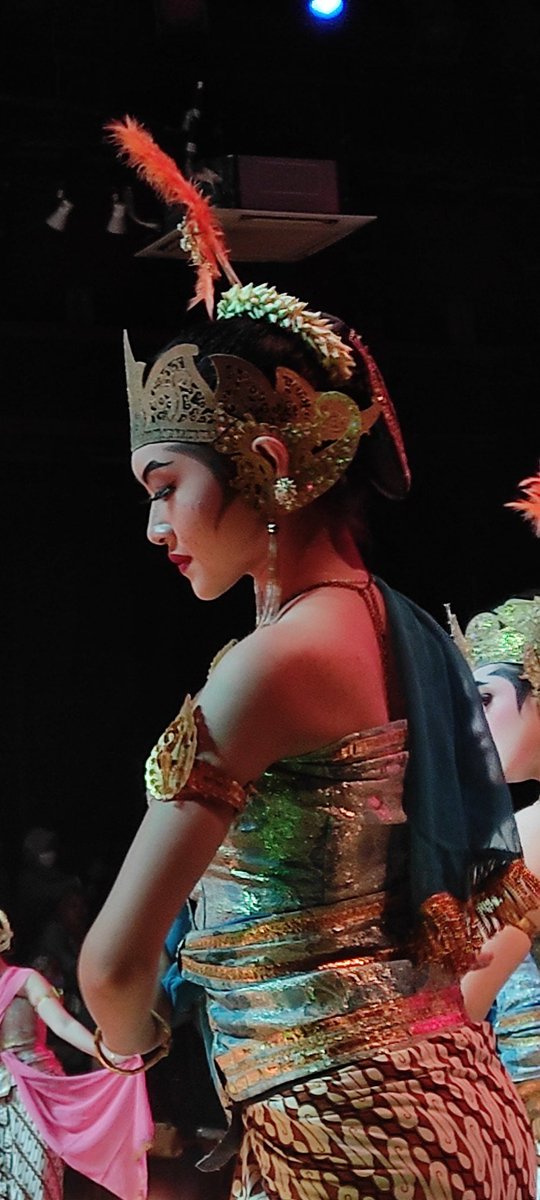 bimawayang's tweet photo. the dancer https://t.co/7lsU2i9Mx4