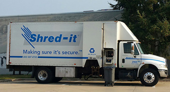Do you have old bank statements, checks, copies of bills, or other non-business related confidential papers piling up at home?  Bring them to the ND Shred Event for shredding! for more details visit green.nd.edu/events/2022/06…