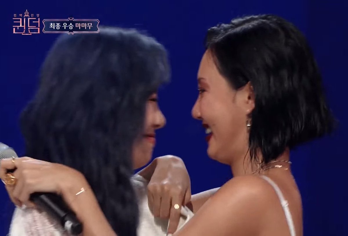 wheeworm's tweet photo. Remember when Hwasa couldn't even make a speech and she went to her other half ofc https://t.co/Eg5AVxh0xE