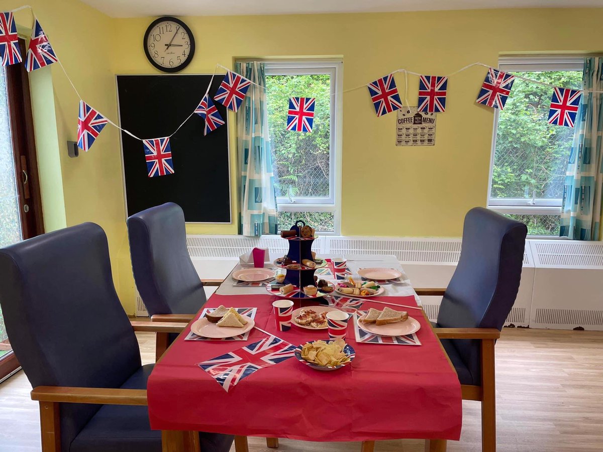 carainwales's tweet photo. Absolutely so proud of #teamcemlyn #teamwest for the amazing effort for #RoyalJubilee I’m sure the #dementia patients have had a wonderful time @BCUHBBest @nice3jones @Tomiregan @EvansonCarole @dementia_nurses https://t.co/F36exFgkPx