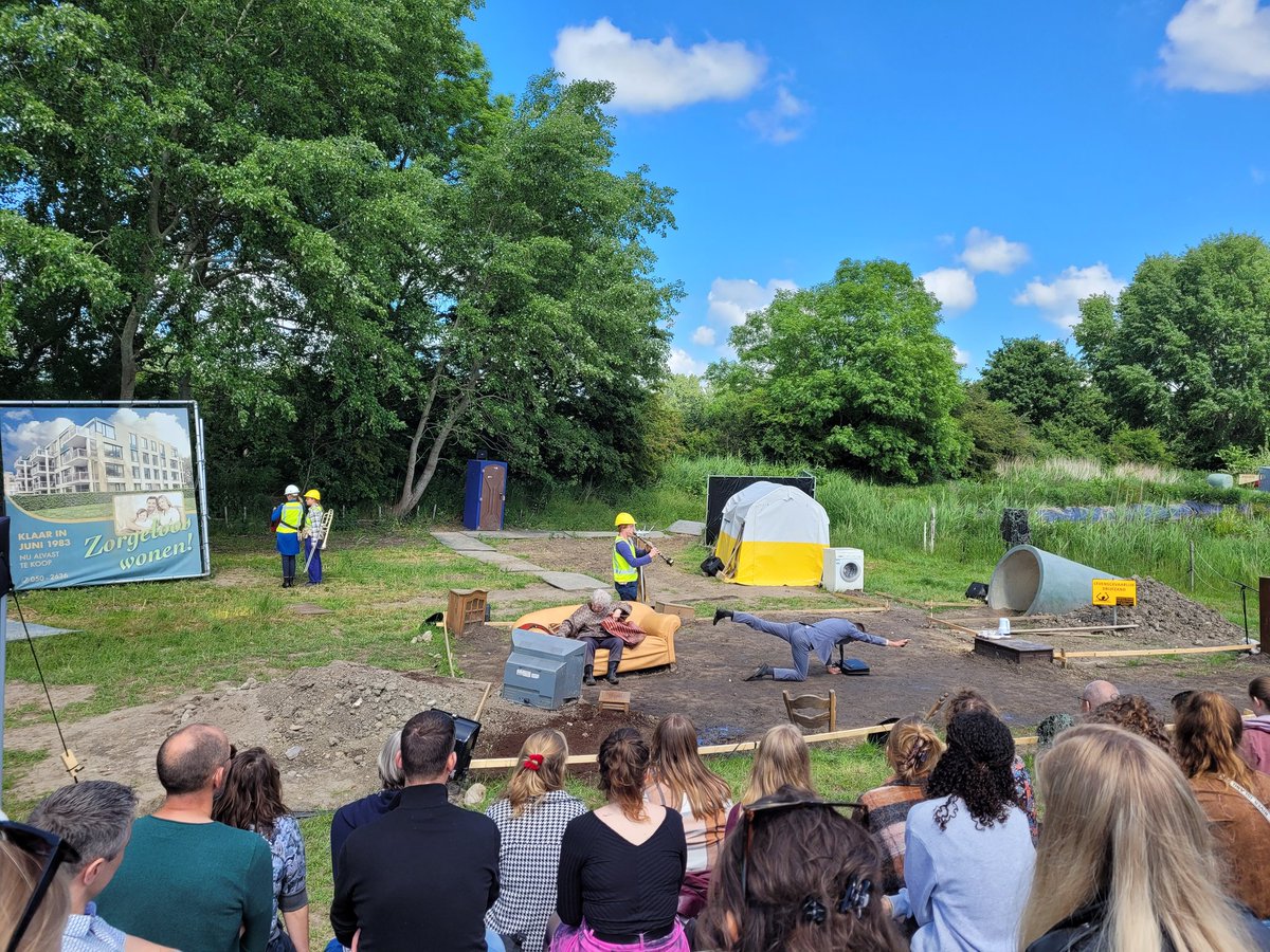 Brugfunctionar1's tweet photo. Vanmiddag een indrukwekkende, mooie en indringende voorstelling van @HetHoutenHuis gezien. "Hier valt niets te halen" https://t.co/61bKQAe5J3