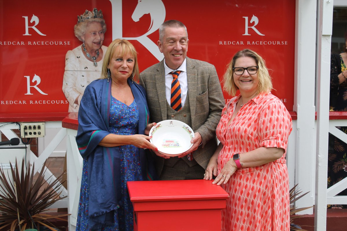 Thank you so much to another of our loyal sponsors, Market Cross Jewellers, and great to see Dawn Welsh presenting the trophy to Keith and Sarah Till, owners of Strawman. <a href="/MarketCrossChat/">Market Cross Jewellers</a> will again be one of our sponsors for Ladies' Day on June 18. We can't wait.