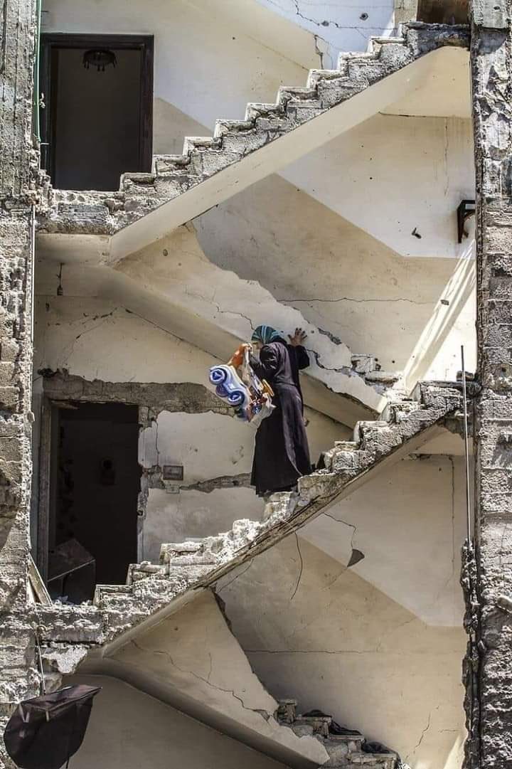 Questa foto si intitola "Mother", è stata scattata in Siria da Hassan Ghaedi e ha vinto il Siena International Photo Awards.

Dopo le bombe, una Mamma torna in quella che era la sua casa per prendere un giocattolo del figlio.