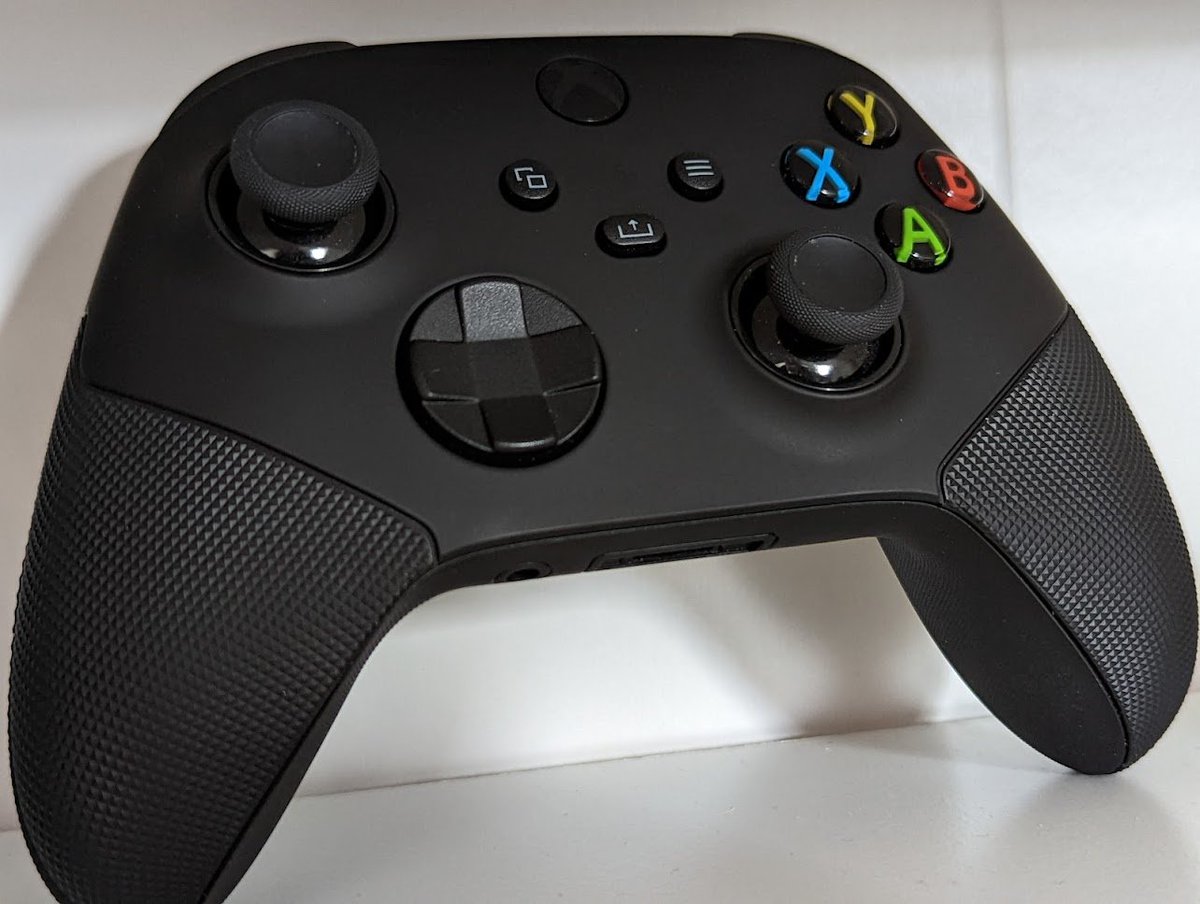 Before and after surgery, **loving** the extra grip that this <a href="/ExtremeRate/">eXtremeRate</a> case has given my Series X controller - and took me about 15 mins in total to fit. Cheers <a href="/sootielive/">sOOtie</a> 👍