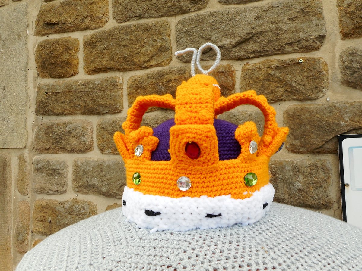 BaslowWI's tweet photo. Darling Christine @BaslowWI has designed &amp; constructed this post box topper for the Queen's Platinum Jubilee. It is oppostite St Anne's Church, Baslow @vpdd @WILifemagazine @DerbyWIs @lollie_l @Sanjenki #Baslow https://t.co/kVd5ImGFEO