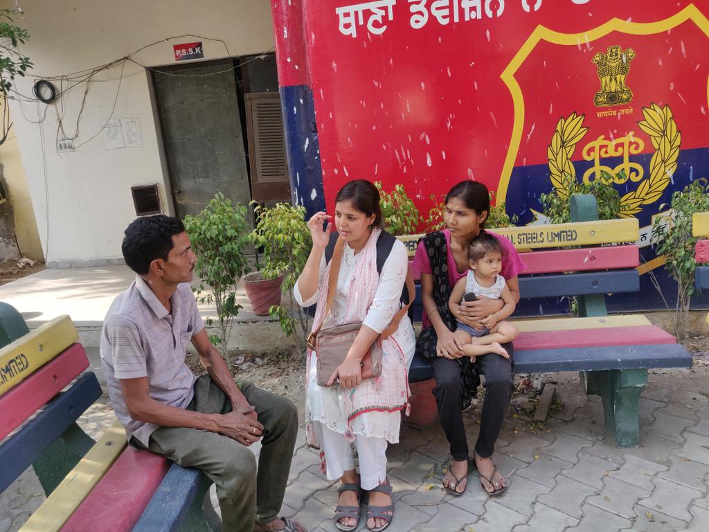 swati_gs's tweet photo. A minor girl Kajal Kumari has been missing for a month. Despite family giving name of one Saqib, police at Division 3 thana in Ludhiana did not name him as suspect. No info about girl yet. Met the family today, visited thana with them, cops evaded questions. @Ludhiana_Police https://t.co/Ebh8COMbS1