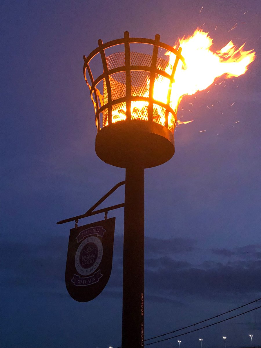 ERLieutenancy's tweet photo. Congratulations to all involved with organising the @HumberJubilee what a great evening with #VLL Christopher Oughtred lighting the beacon for #HM70 #PlatinumJubilee and ending with an impressive firework display #ERLieutenancy #Hull #EastRiding @Platinum2022 https://t.co/n8kYrcmCBs
