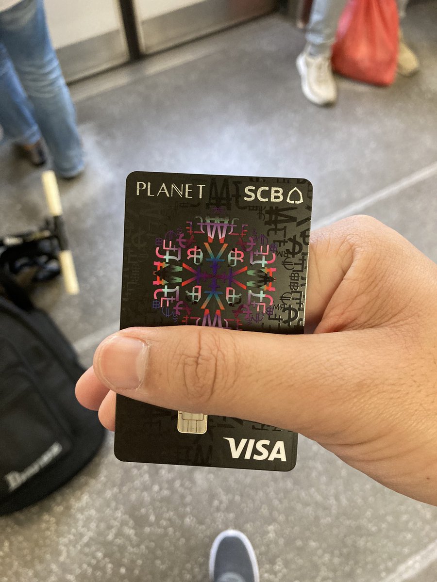 Staythcom's tweet image. รู้หรือไม่? บัตรเครดิต บัตรเดบิต Visa Mastercard ที่รองรับ Pay wave สามารถใช้ขึ้นรถไฟฟ้า MRT ที่สิงคโปร์ได้ โดยไม่ต้องซื้อบัตร Ez Link และบัตร SCB Planet Visa card ก็ใช้ได้นะ #สิงคโปร์ #เที่ยวสิงคโปร์ #Singapore