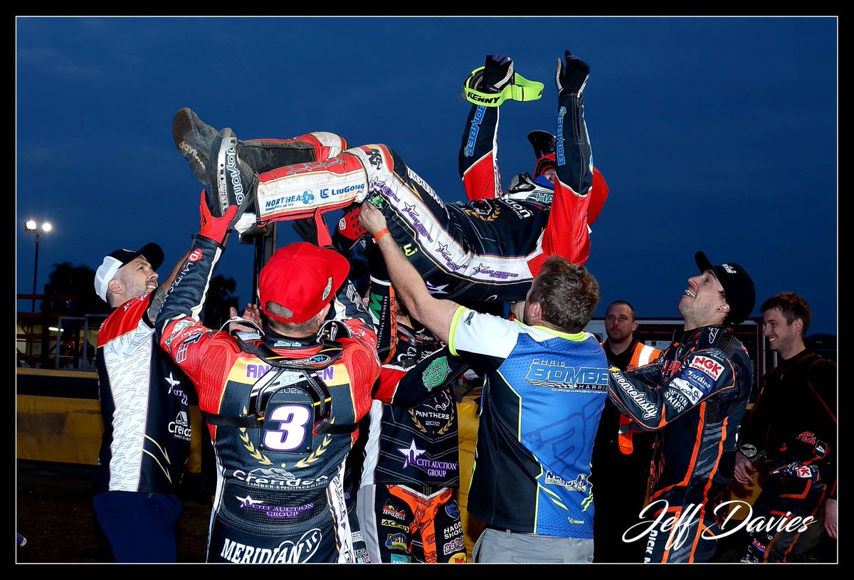 Just one tweet from me tonight. Deserved win for Wolves but sensational performance by that man Bomber. 18 pt maximum 👏🏼👏🏼